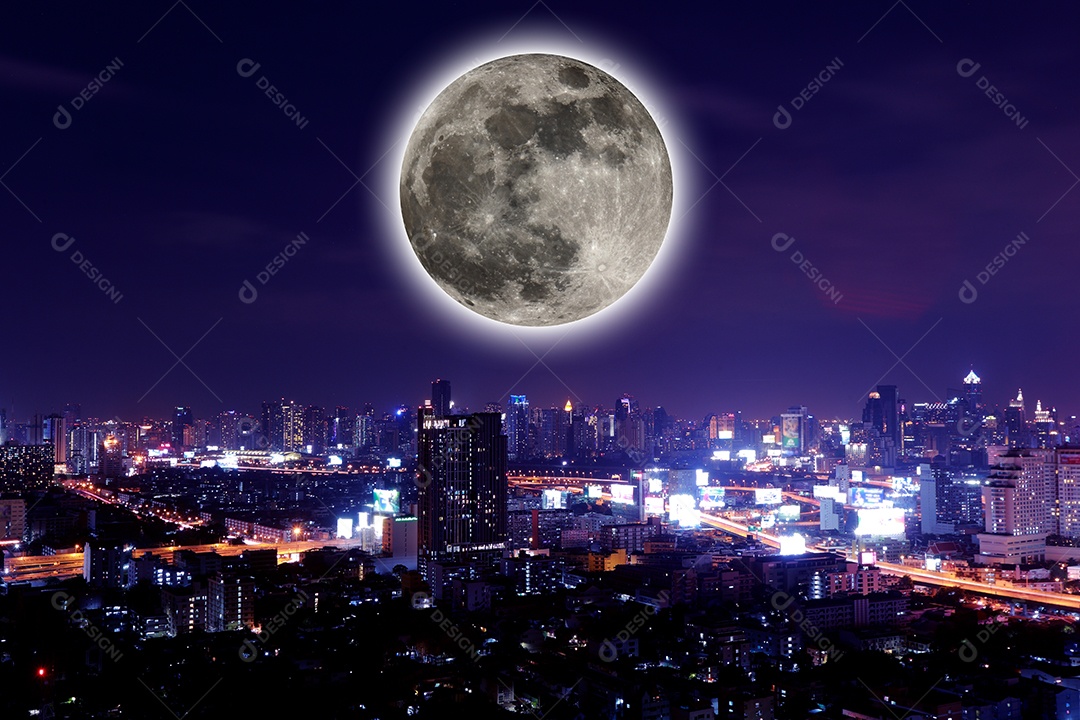 Cidade vista à noite com lua cheia.