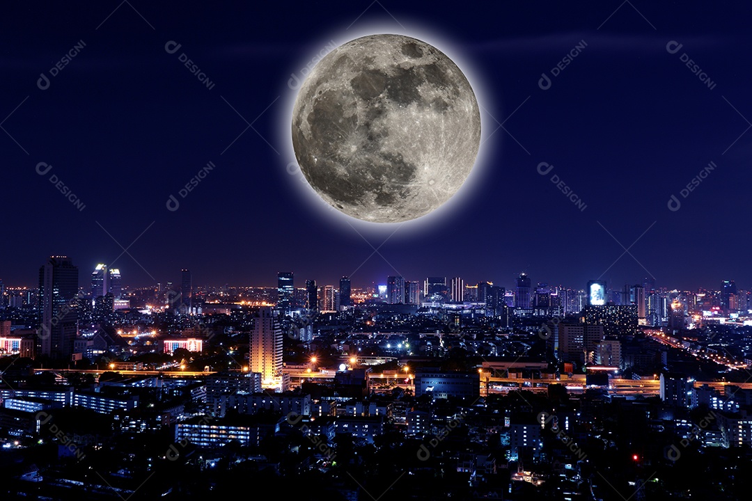 Cidade vista à noite com lua cheia.