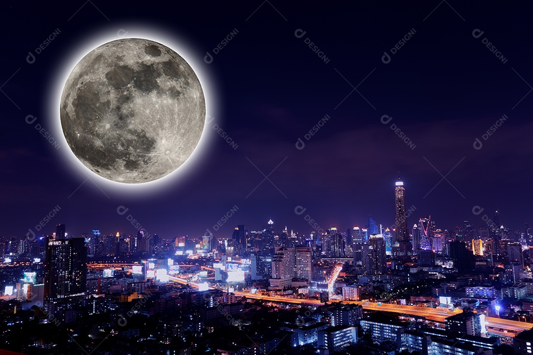 Cidade vista à noite com lua cheia.