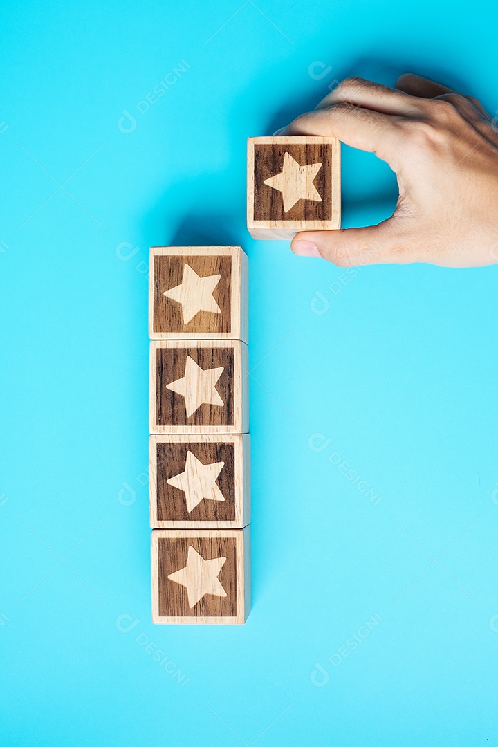 mão segurando o bloco Star sobre fundo azul. Cliente escolhe