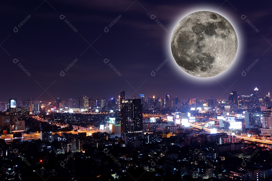 Cidade vista à noite com lua cheia.