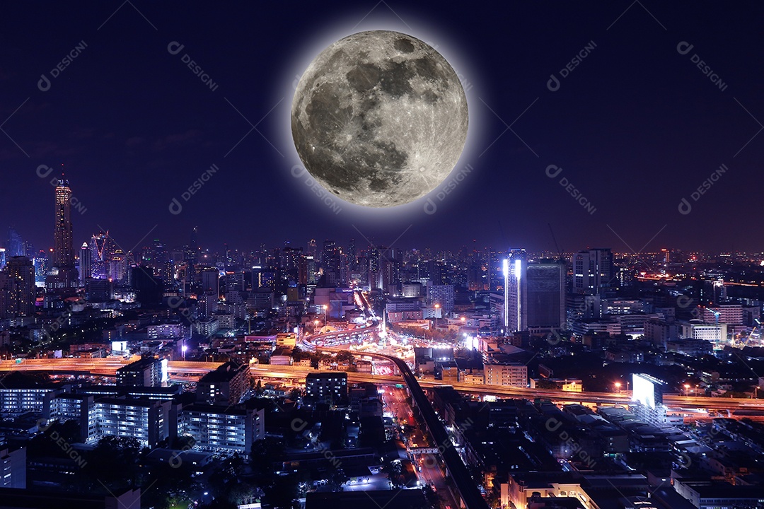 Cidade vista à noite com lua cheia.
