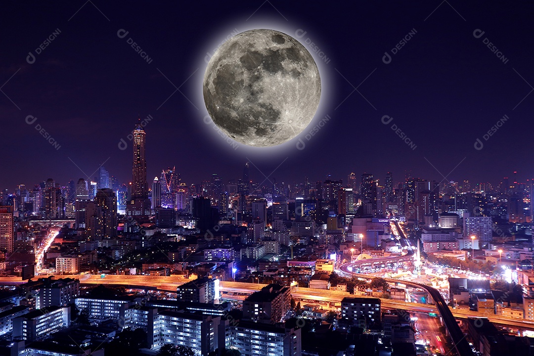 Cidade vista à noite com lua cheia.