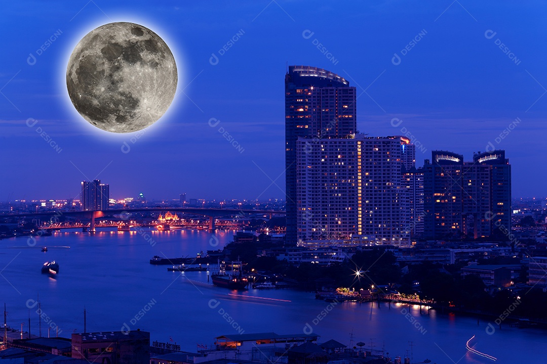 Cidade vista à noite com lua cheia.