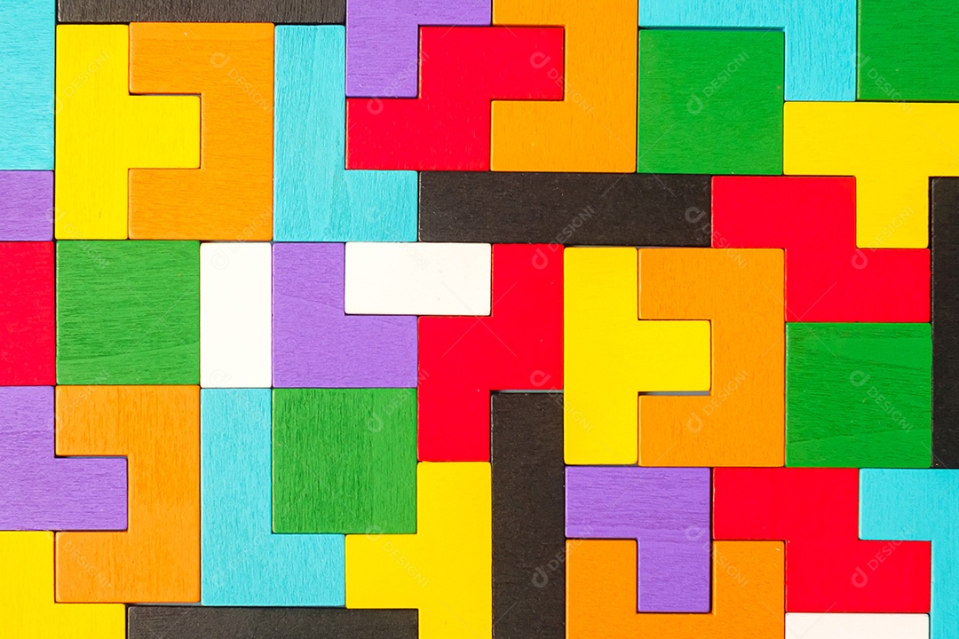 peças de quebra-cabeça de madeira coloridas sobre fundo azul, forma geométrica