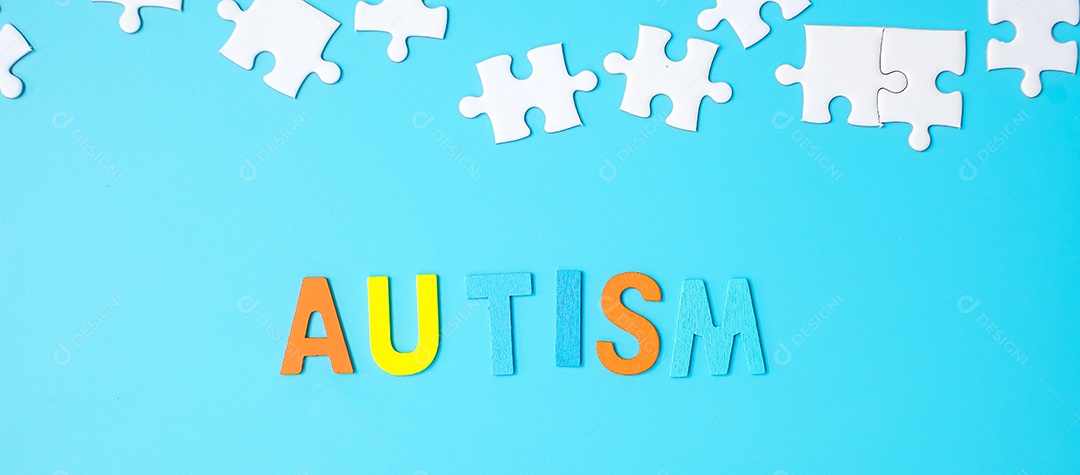 Texto de autismo com peças de quebra-cabeça brancas sobre fundo azul.