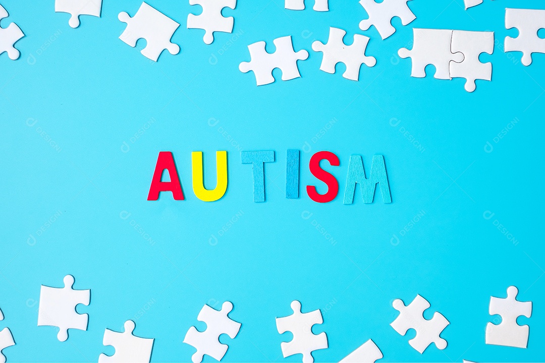 Texto de autismo com peças de quebra-cabeça brancas sobre fundo azul.