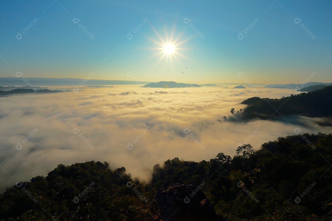 céu azul com fundo de nuvens.