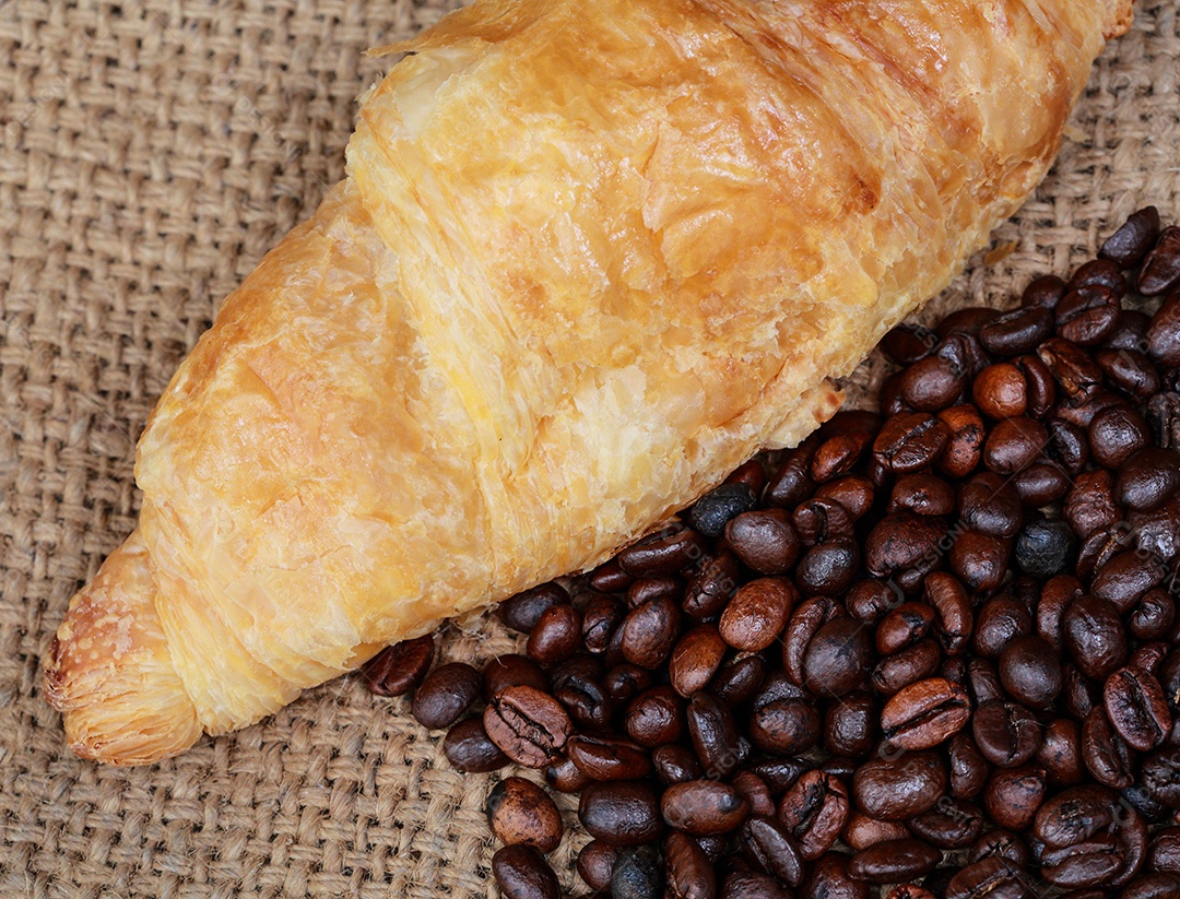 Grãos de café e pão