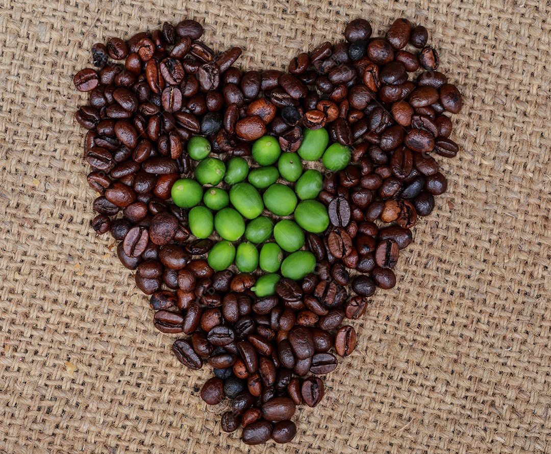 Grãos de café em formato de coração