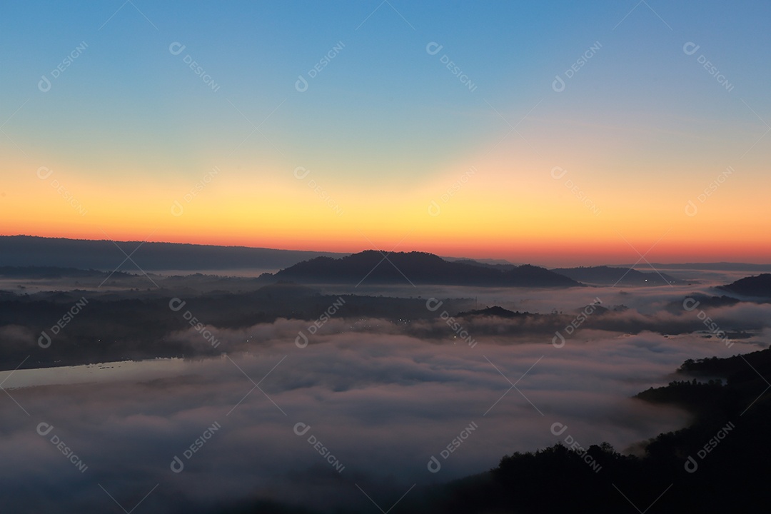 Paisagem do céu sobre as nuvens com sol do amanhecer