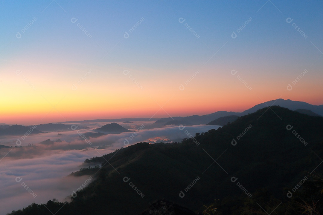 Paisagem do céu sobre as nuvens com sol do amanhecer