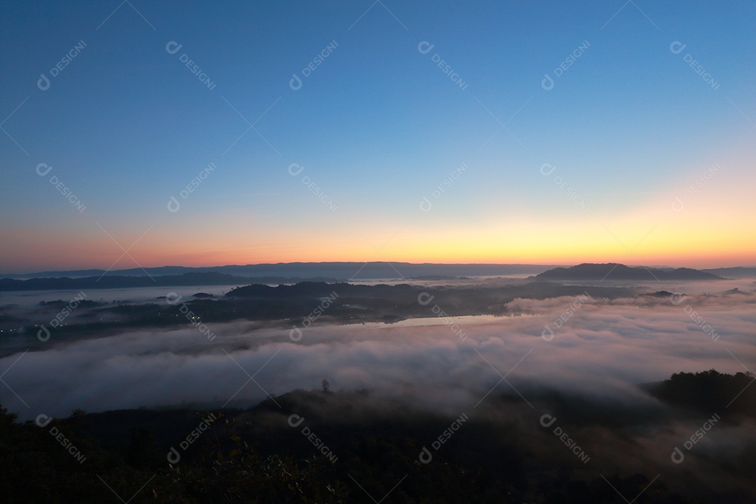 Paisagem do céu sobre as nuvens com sol do amanhecer