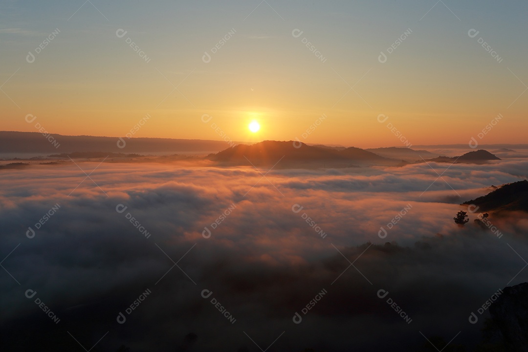 Paisagem do céu sobre as nuvens com sol do amanhecer