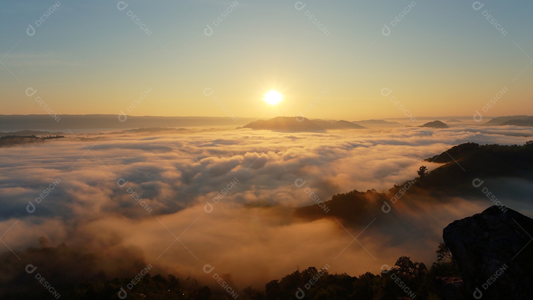 Paisagem do céu sobre as nuvens com sol do amanhecer