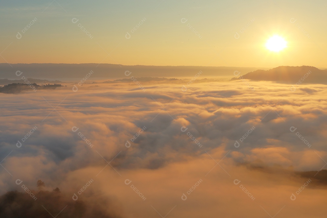 Paisagem do céu sobre as nuvens com sol do amanhecer