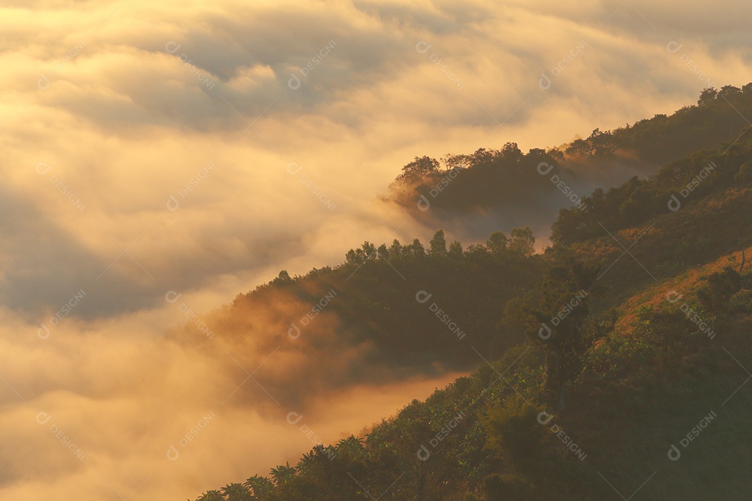 Paisagem do céu sobre as nuvens com sol do amanhecer