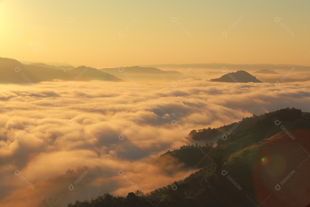 Paisagem do céu sobre as nuvens com sol do amanhecer