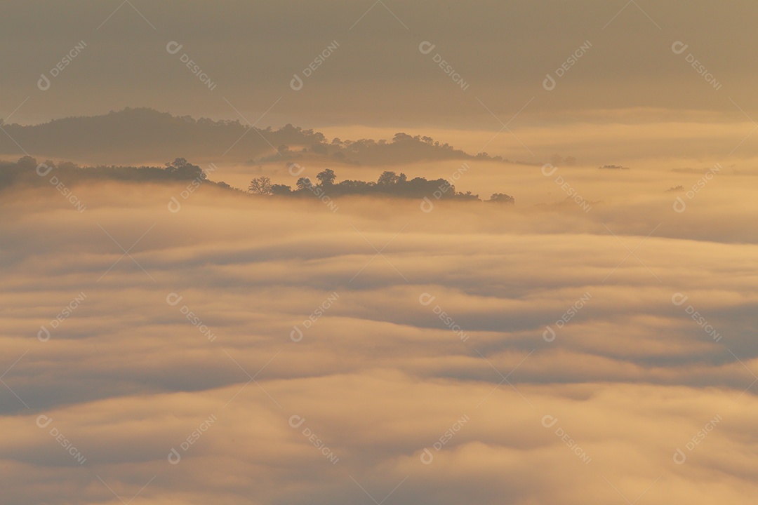 Paisagem do céu sobre as nuvens com sol do amanhecer