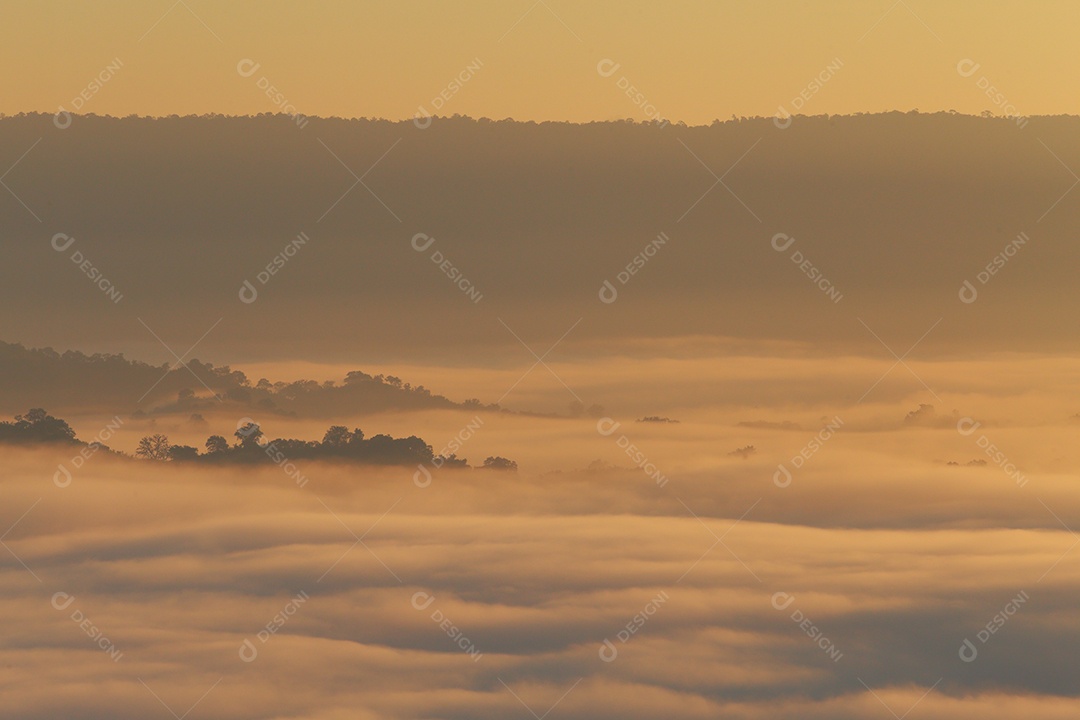 Paisagem do céu sobre as nuvens com sol do amanhecer