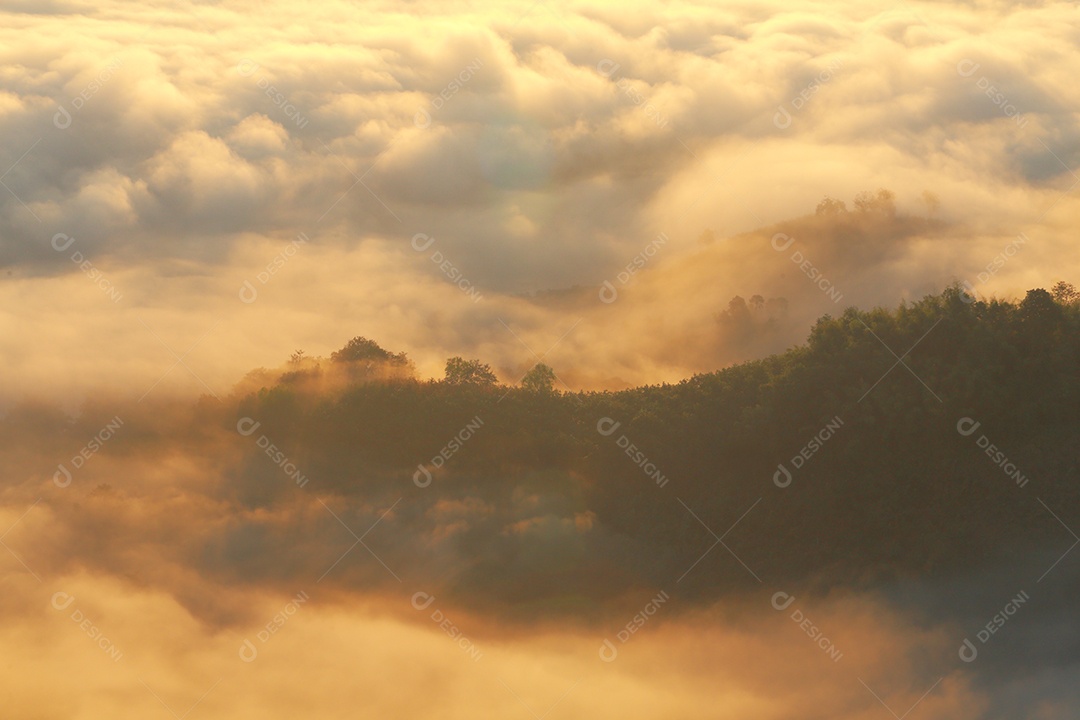 Paisagem do céu sobre as nuvens com sol do amanhecer