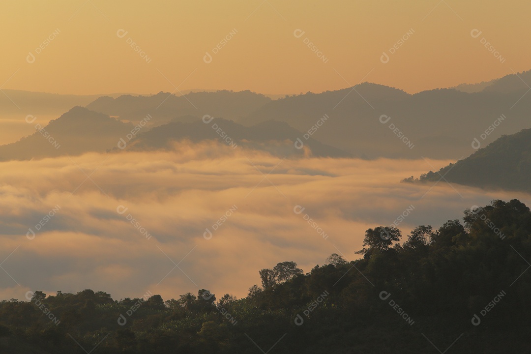 Paisagem do céu sobre as nuvens com sol do amanhecer