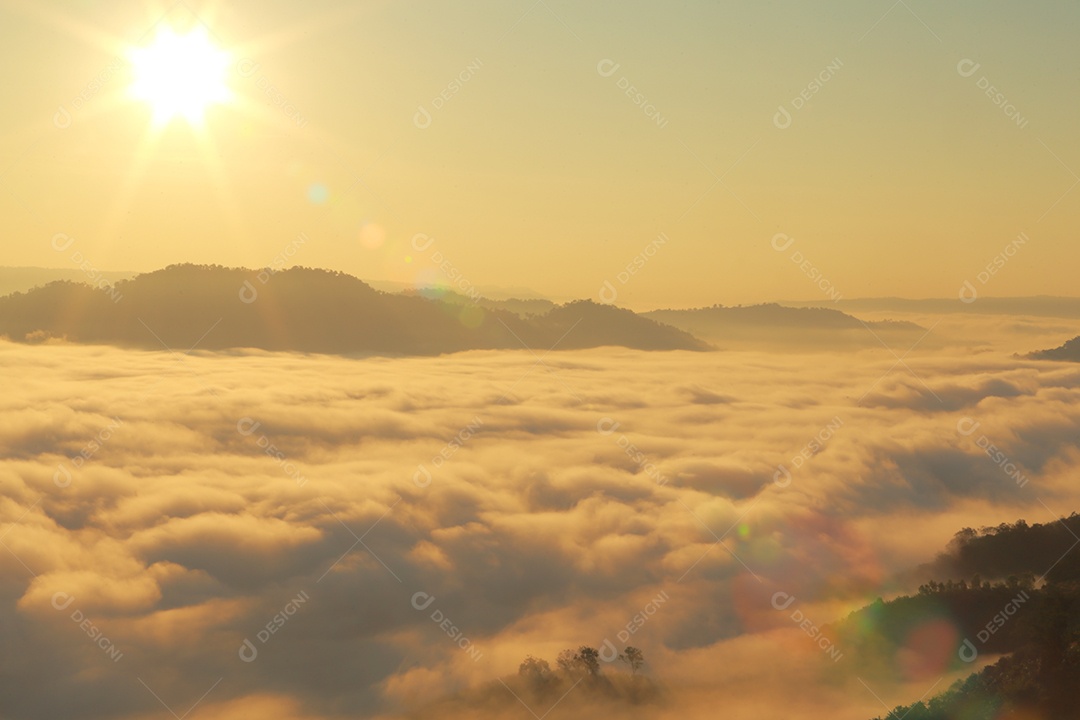 Paisagem do céu sobre as nuvens com sol do amanhecer