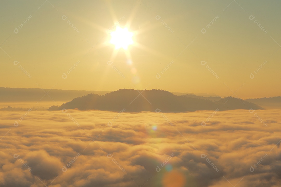 Paisagem do céu sobre as nuvens com sol do amanhecer