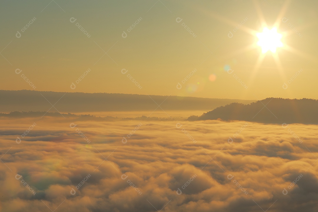 Paisagem do céu sobre as nuvens com sol do amanhecer