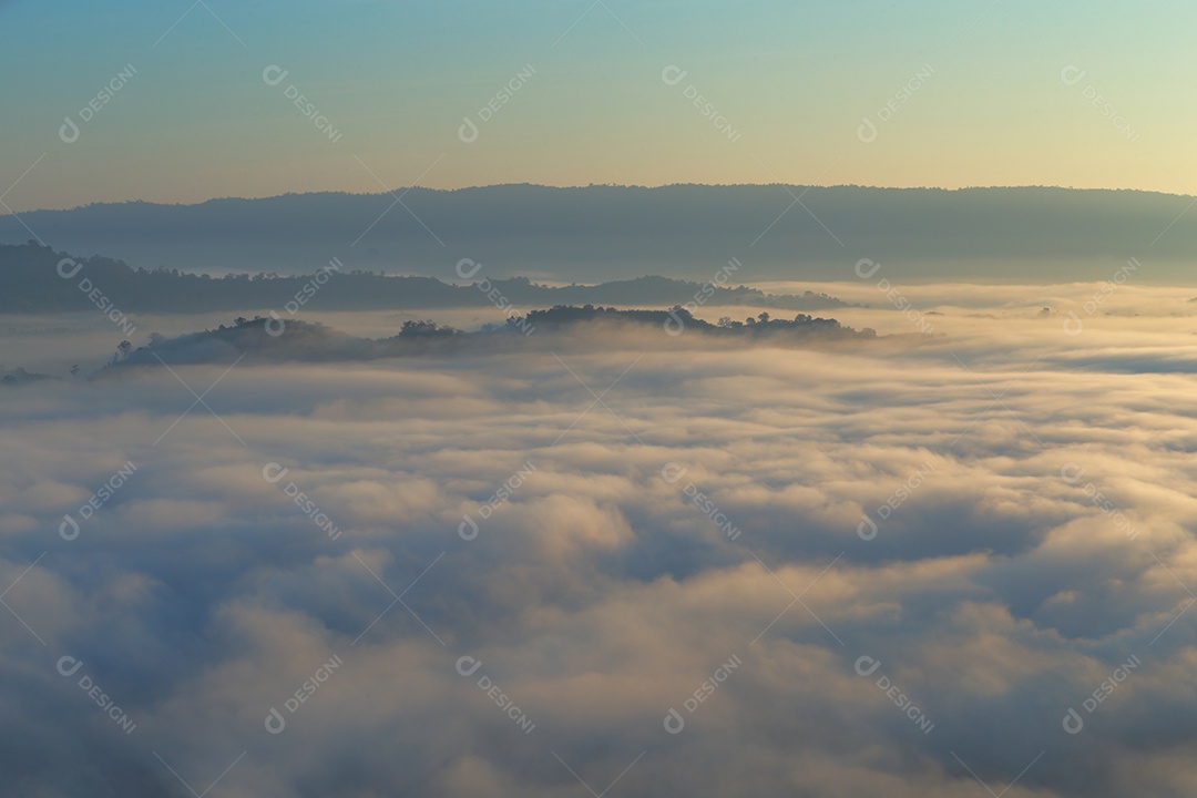 Paisagem do céu sobre as nuvens com sol do amanhecer