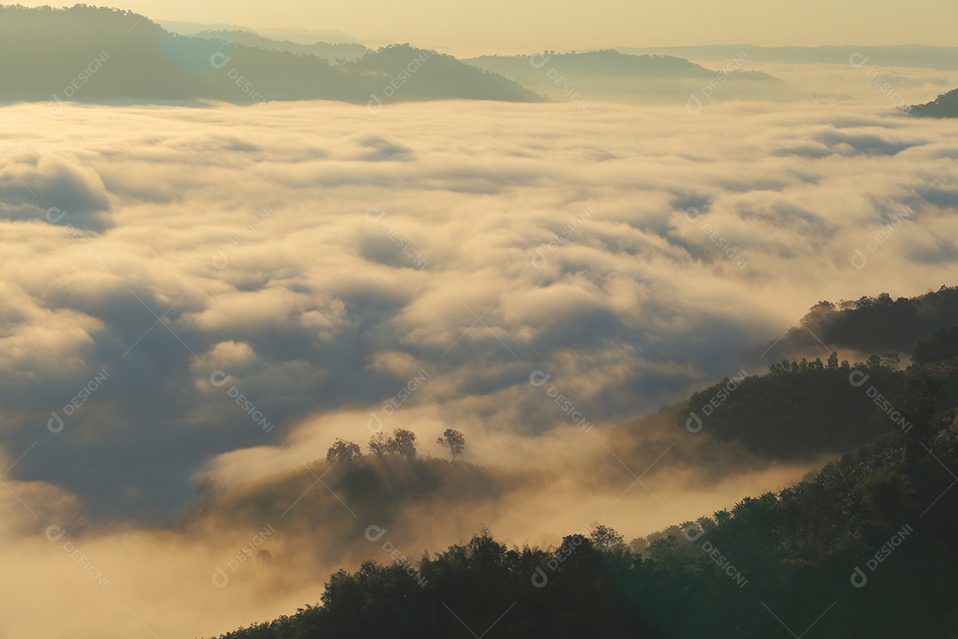 Paisagem do céu sobre as nuvens com sol do amanhecer