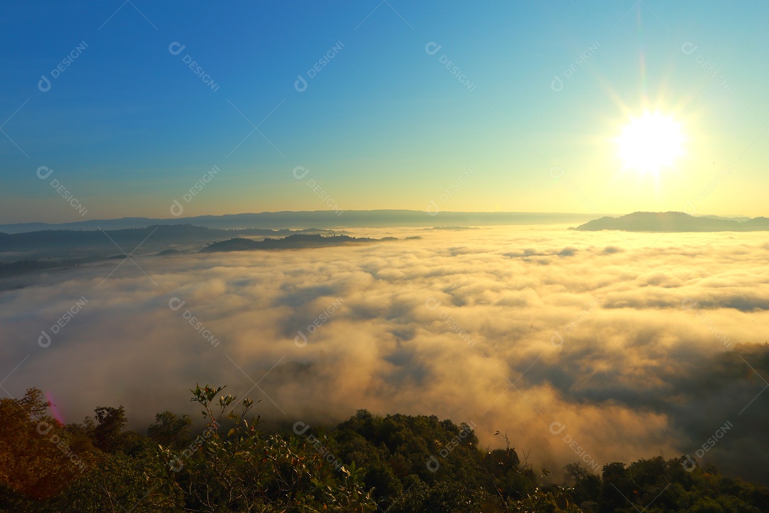 Paisagem do céu sobre as nuvens com sol do amanhecer