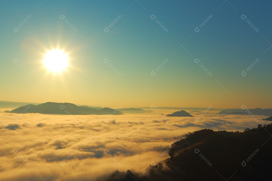 Paisagem do céu sobre as nuvens com sol do amanhecer