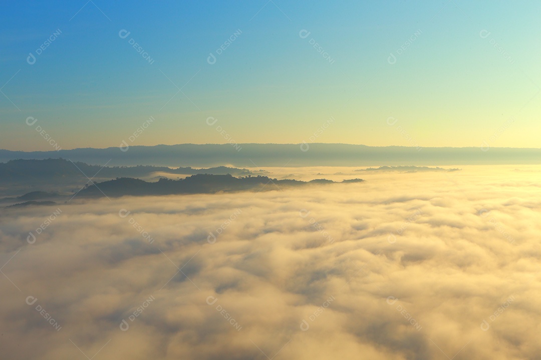 Paisagem do céu sobre as nuvens com sol do amanhecer