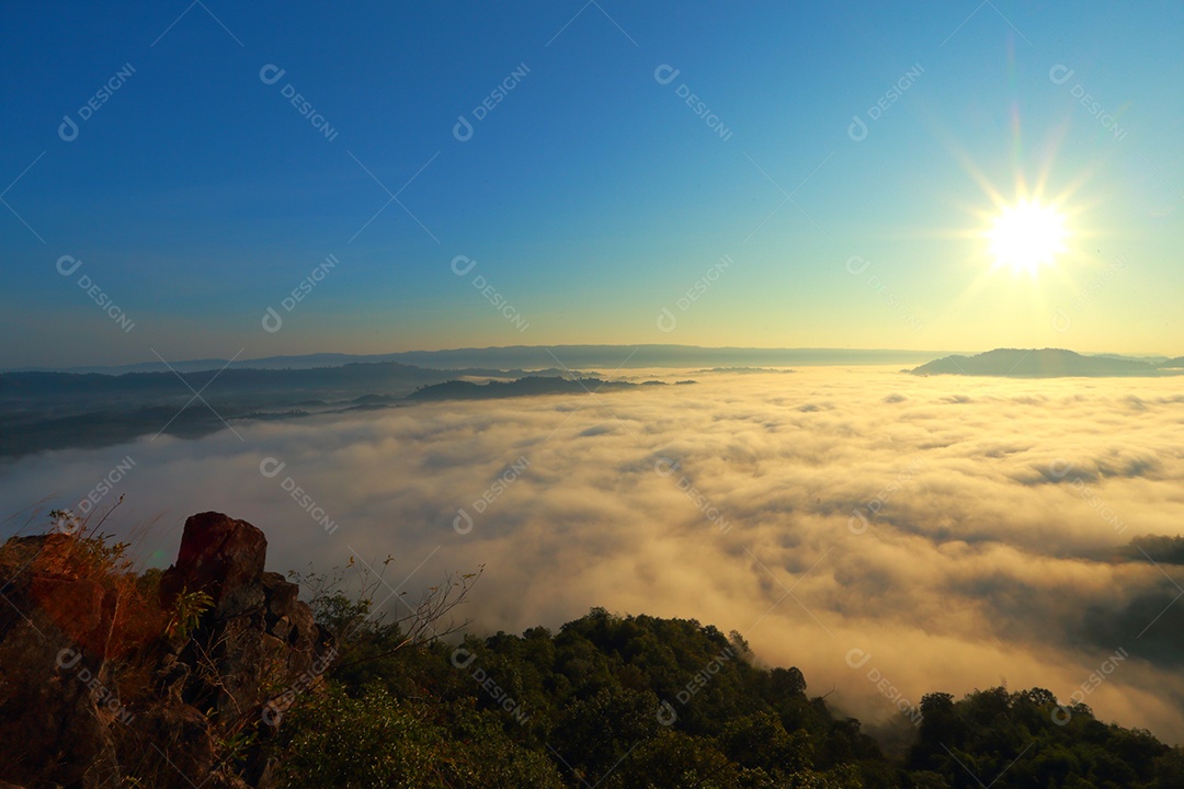 Paisagem do céu sobre as nuvens com sol do amanhecer