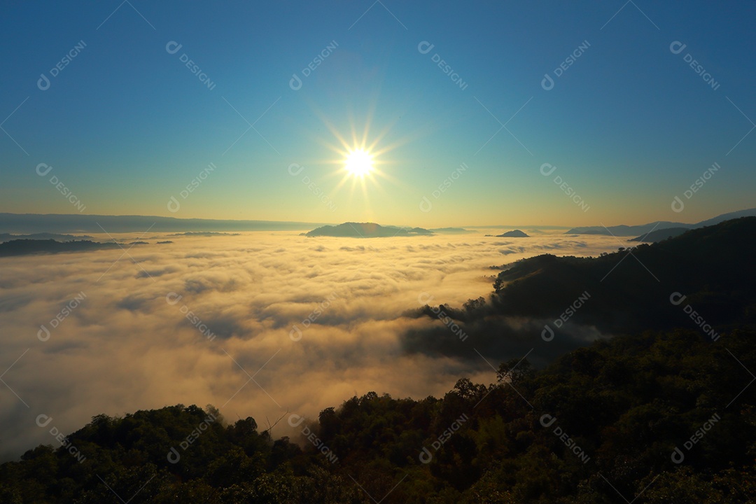 Paisagem do céu sobre as nuvens com sol do amanhecer