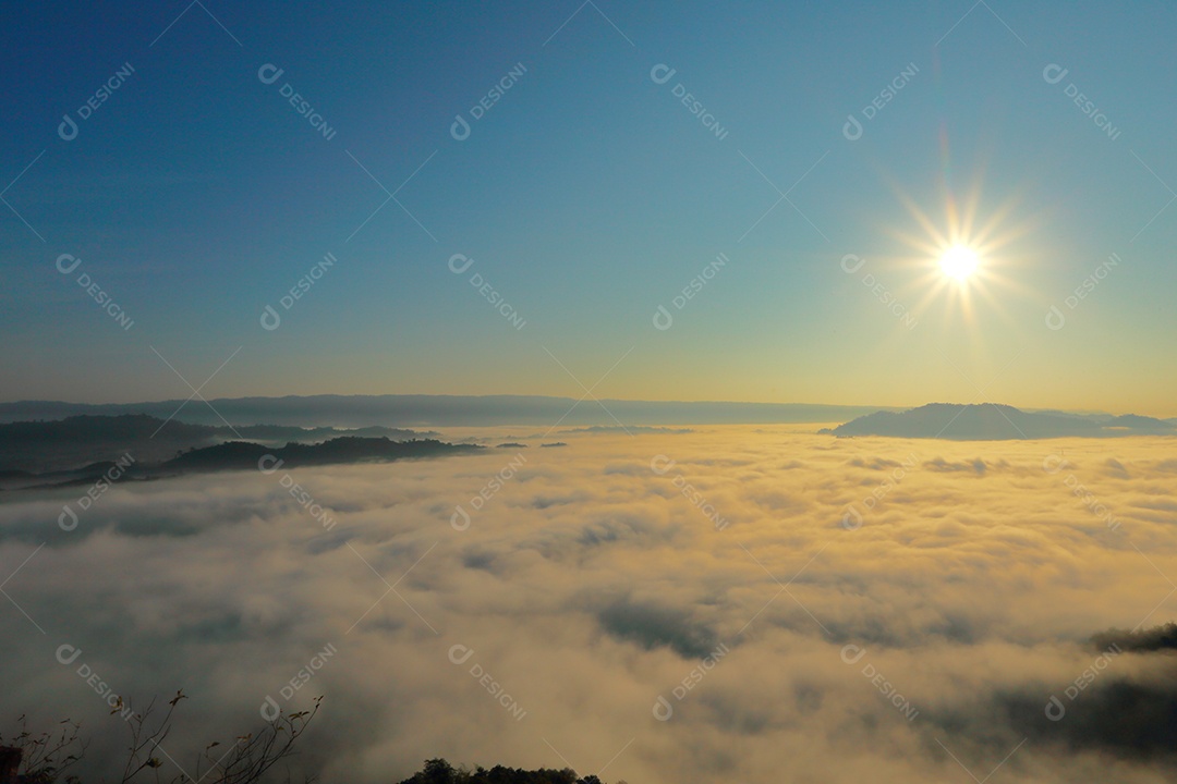 Paisagem do céu sobre as nuvens com sol do amanhecer