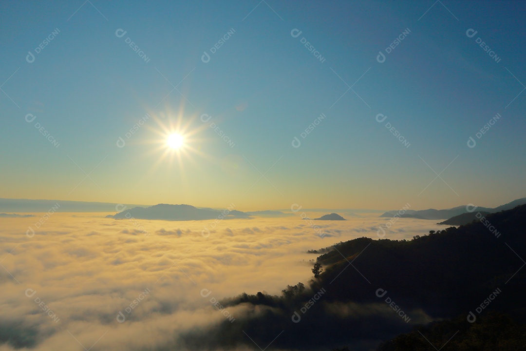 Paisagem do céu sobre as nuvens com sol do amanhecer
