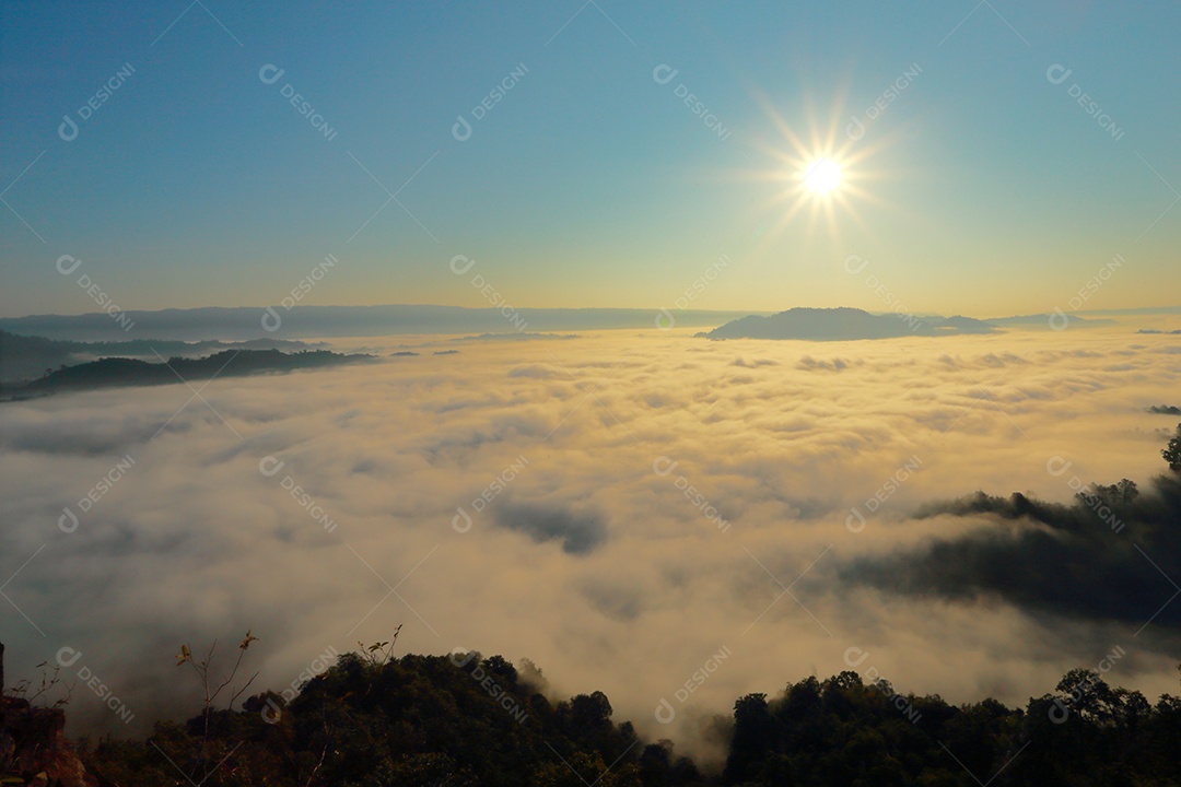 Paisagem do céu sobre as nuvens com sol do amanhecer