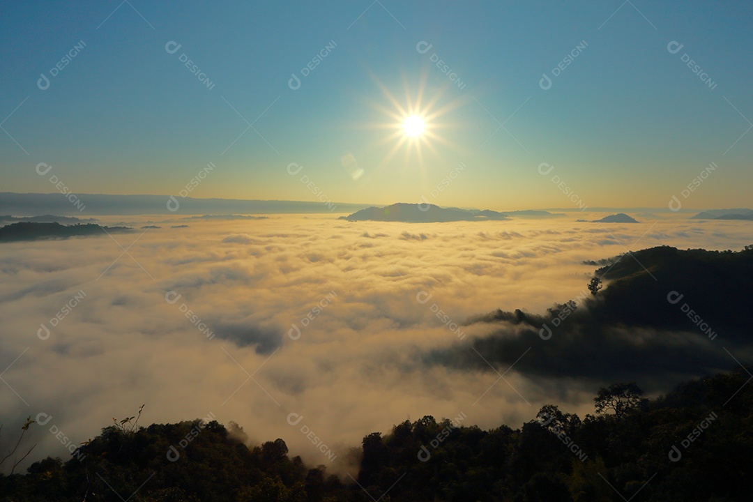 Paisagem do céu sobre as nuvens com sol do amanhecer