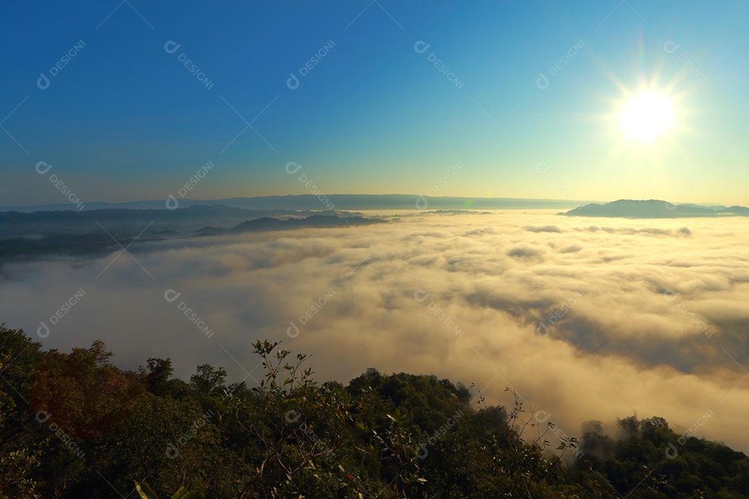 Paisagem do céu sobre as nuvens com sol do amanhecer