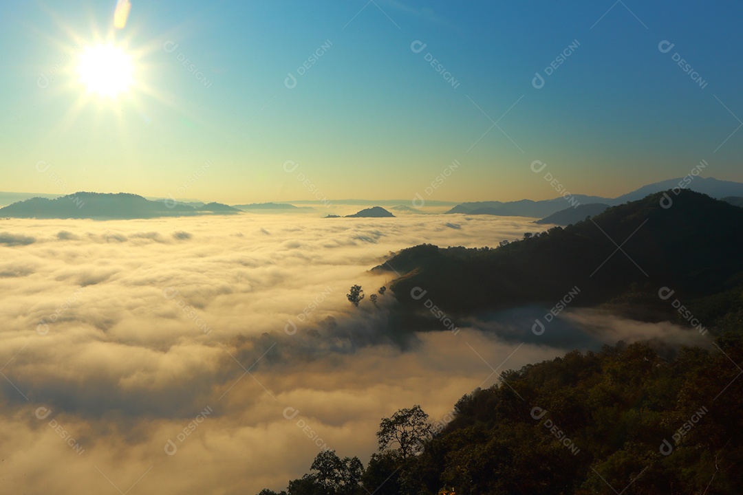 Paisagem do céu sobre as nuvens com sol do amanhecer