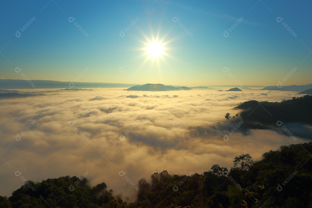 Paisagem do céu sobre as nuvens com sol do amanhecer