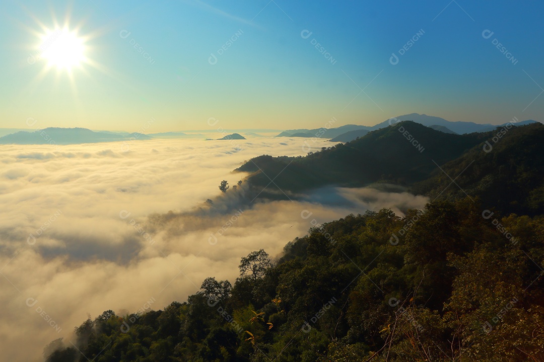 Paisagem do céu sobre as nuvens com sol do amanhecer