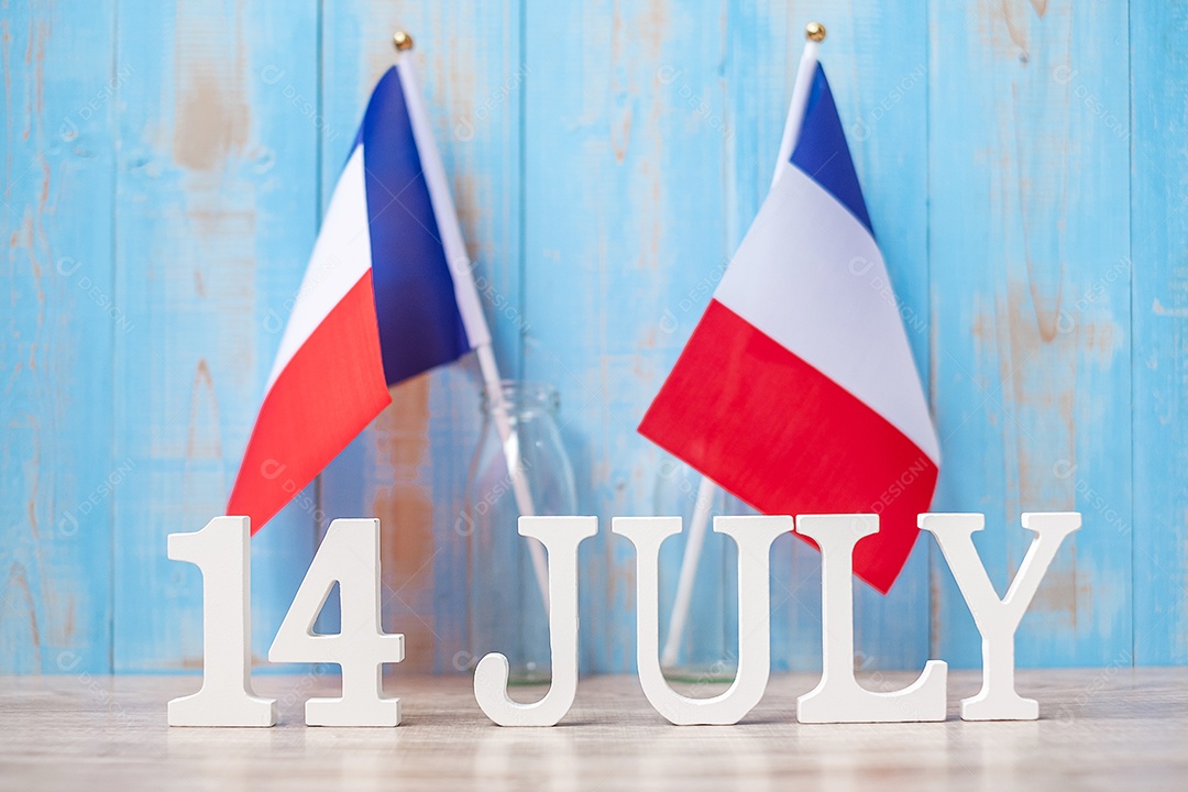 Calendário de madeira de 14 de julho com bandeiras em miniatura da França