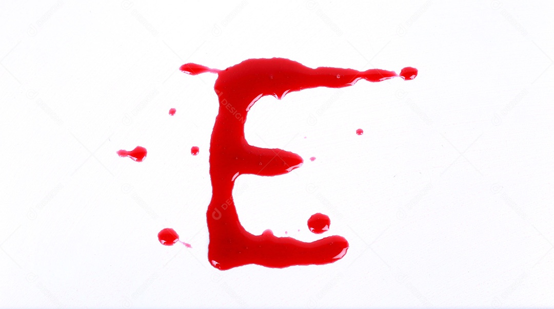 Impressão sangrenta em um fundo branco com as letras E
