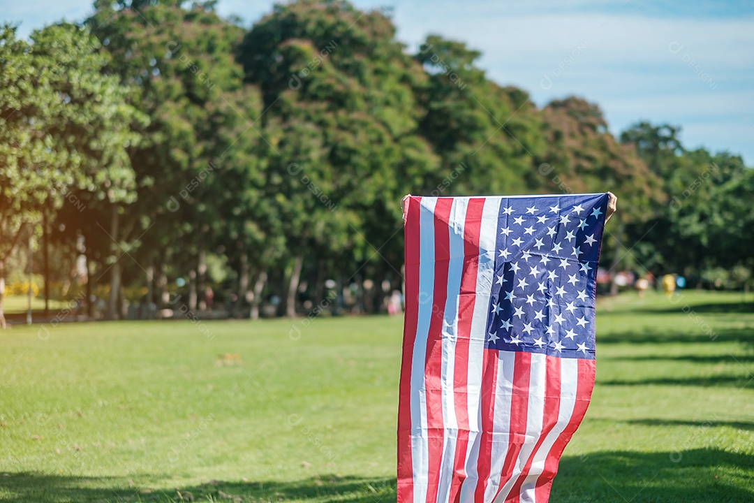 Mulher viajando com bandeira dos Estados Unidos