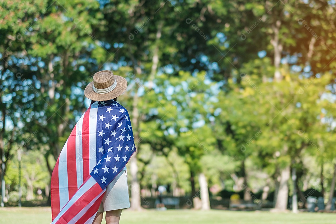 Mulher viajando com bandeira dos Estados Unidos