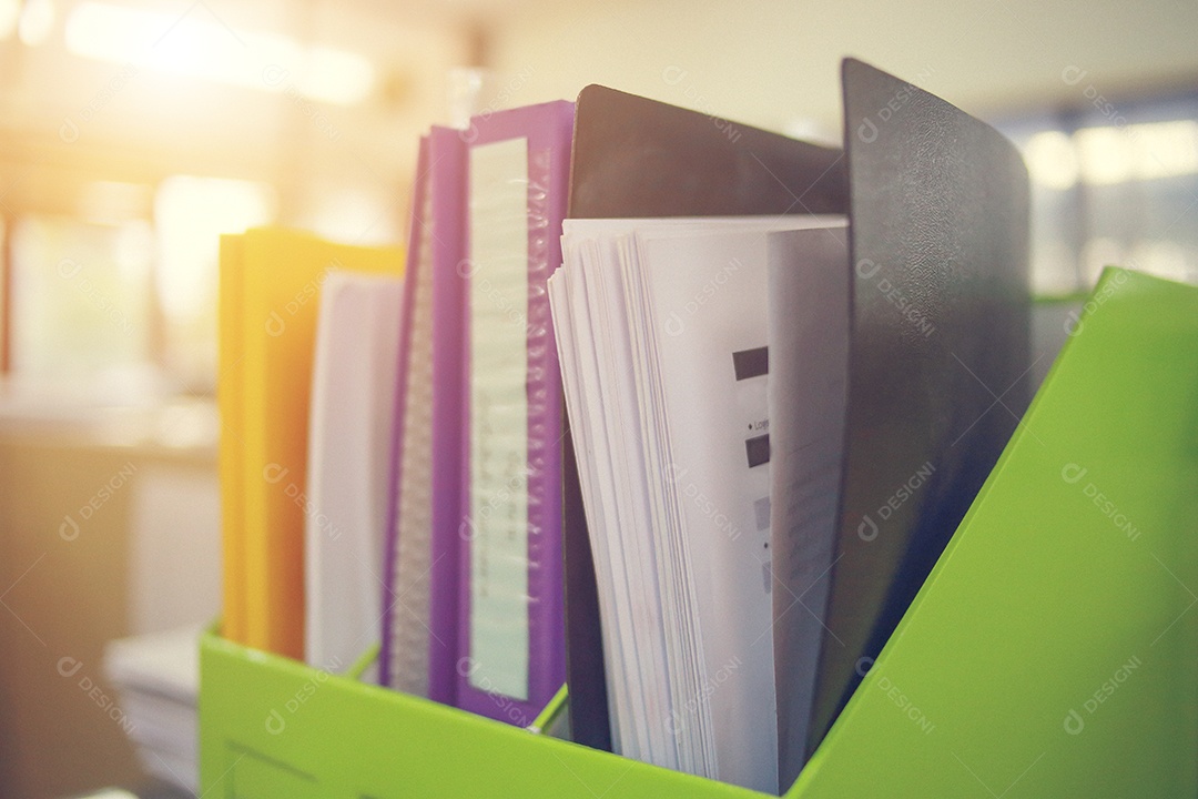 Livros sobre uma prateleiras de uma biblioteca