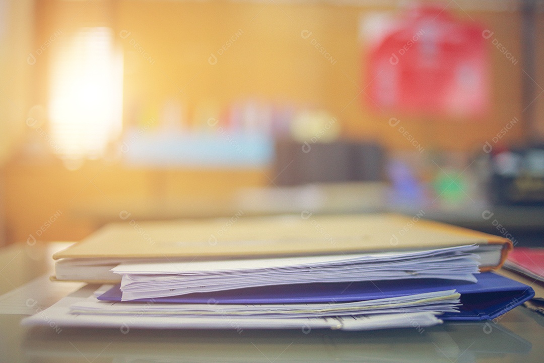 Mesa com uma pilha de papeis e documentos